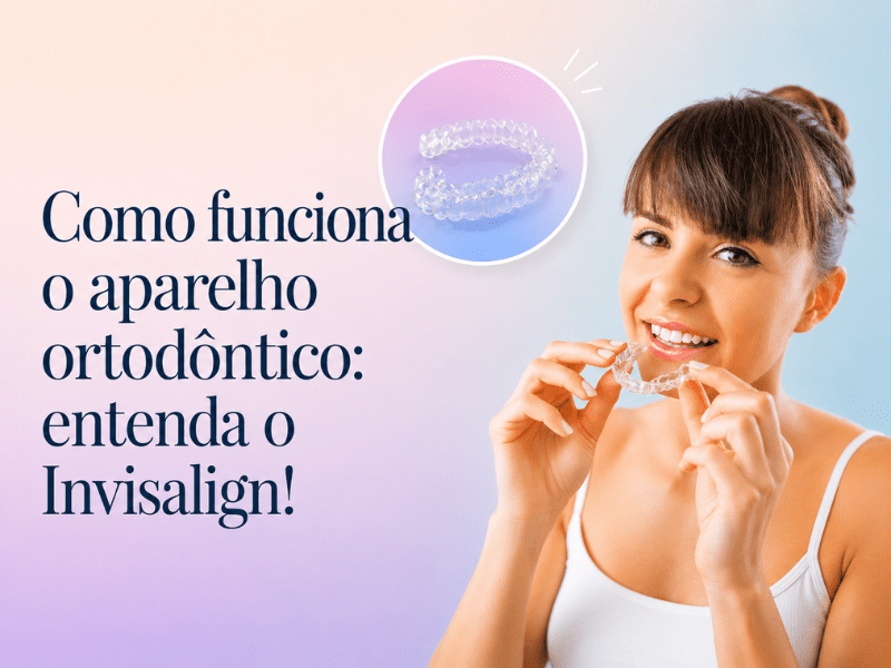 Mulher sorrindo segurando alinhador transparente Invisalign em banner da Dra. Marcela Rodrigues, dentista em Fortaleza especialista em Invisalign em Fortaleza