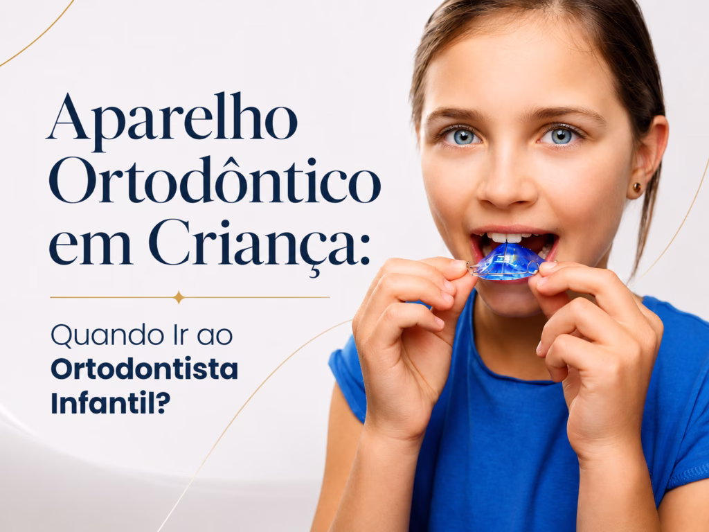 Qual a Idade Ideal para Colocar Aparelho Dentário em Criança? Entenda Quando Procurar um Ortodontista Infantil 1 Menina sorrindo com aparelho ortodôntico em consultório odontológico infantil em Fortaleza, com destaque para aparelho ortopédico e alinhador transparente da Dra. Marcela Rodrigues.