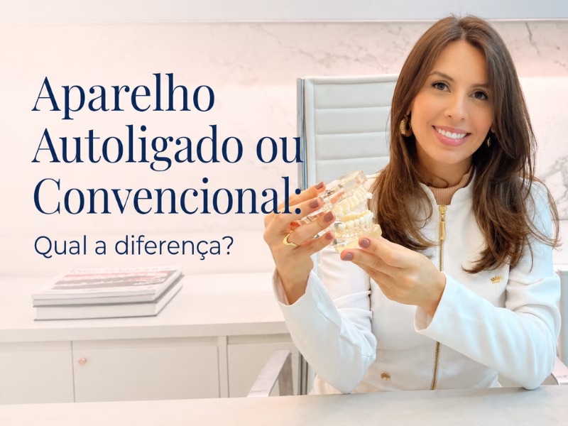Dra. Marcela Rodrigues, dentista em Fortaleza, segurando modelo dentário com aparelho autoligado em seu consultório